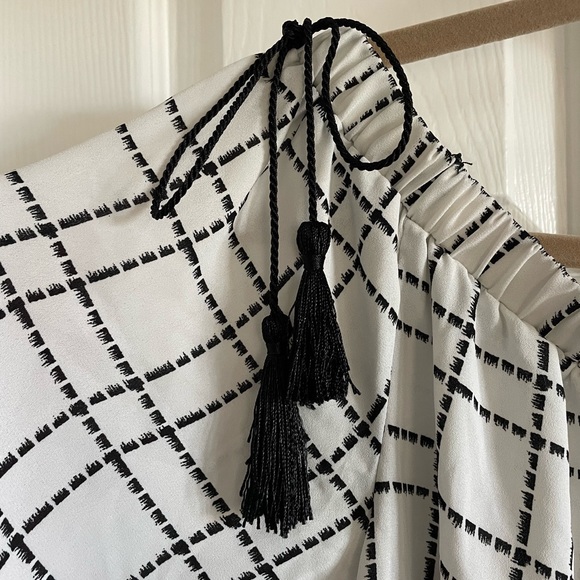 Like New off the shoulder blouse - Picture 3 of 6